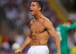 Cristiano Ronaldo Arogan di Lapangan, Dermawan di Luar Lapangan